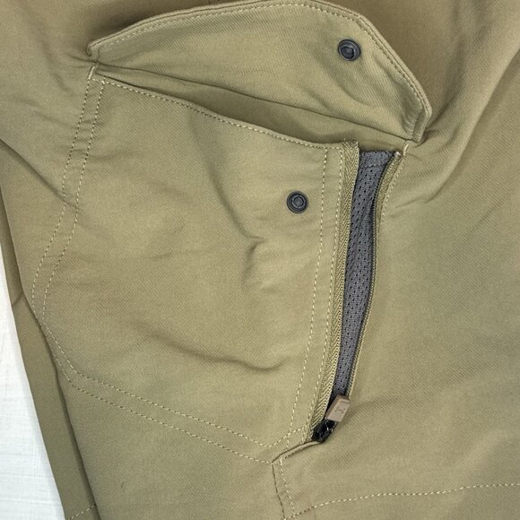 Under Armour Boys Golf Shorts Khaki Size 14 Youth Boys Loose Fit Cargo 9.5” Ins - Picture 5 of 12